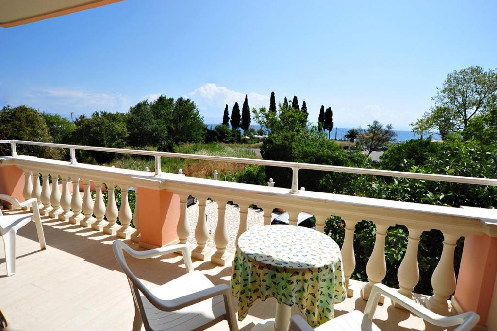 بينيتسيس Apartments Corfu Sun Pool Side الغرفة الصورة